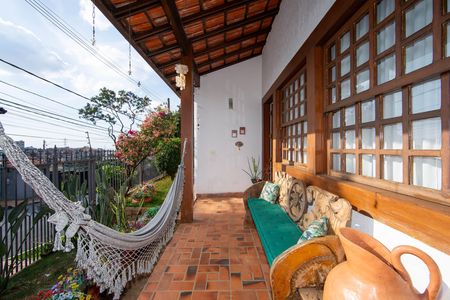 Casa à venda com 350m², 5 quartos e 6 vagas Casa à venda com 350m², 5 quartos e 6 vagasFACHADA