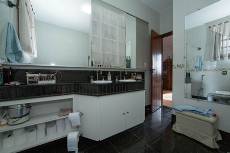 Casa à venda com 350m², 5 quartos e 6 vagas Casa à venda com 350m², 5 quartos e 6 vagasBANHEIRO3