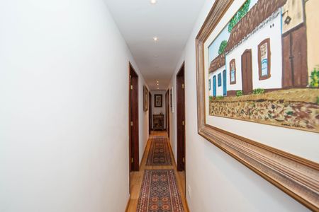 Casa à venda com 350m², 5 quartos e 6 vagas Casa à venda com 350m², 5 quartos e 6 vagasCORREDOR