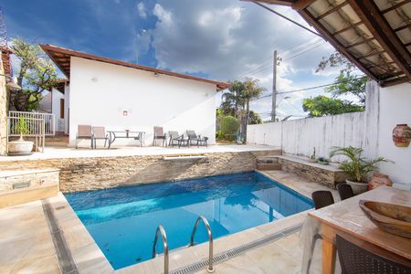 Casa à venda com 350m², 5 quartos e 6 vagas Casa à venda com 350m², 5 quartos e 6 vagasAREA DE PISCINA