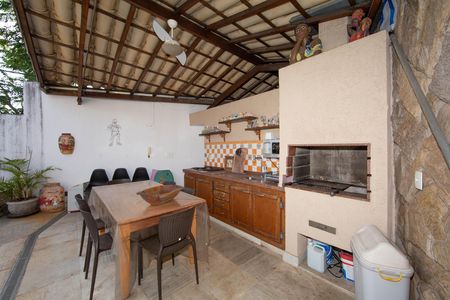 Casa à venda com 350m², 5 quartos e 6 vagas Casa à venda com 350m², 5 quartos e 6 vagasAREA DE PISCINA