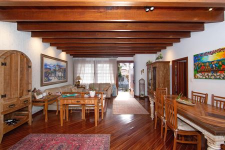Casa à venda com 350m², 5 quartos e 6 vagas Casa à venda com 350m², 5 quartos e 6 vagasSALA