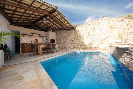 Casa à venda com 350m², 5 quartos e 6 vagas Casa à venda com 350m², 5 quartos e 6 vagasAREA DE PISCINA