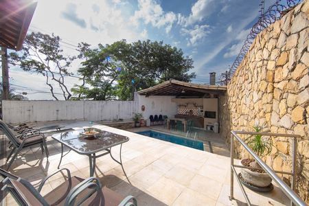 Casa à venda com 350m², 5 quartos e 6 vagas Casa à venda com 350m², 5 quartos e 6 vagasAREA DE PISCINA