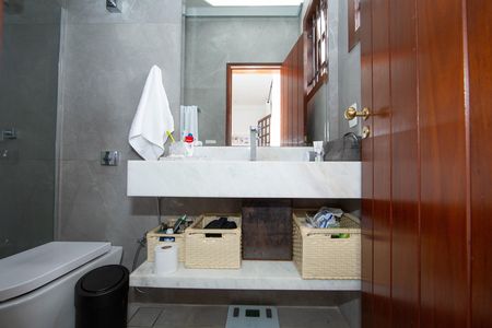 Casa à venda com 350m², 5 quartos e 6 vagas Casa à venda com 350m², 5 quartos e 6 vagasBANHEIRO2
