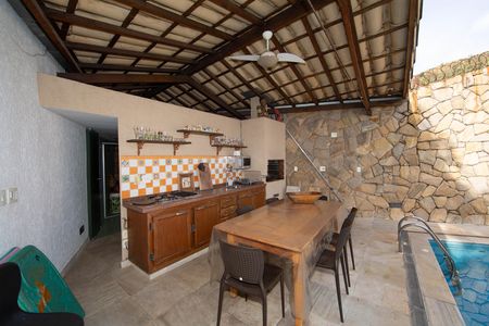 Casa à venda com 350m², 5 quartos e 6 vagas Casa à venda com 350m², 5 quartos e 6 vagasAREA DE PISCINA