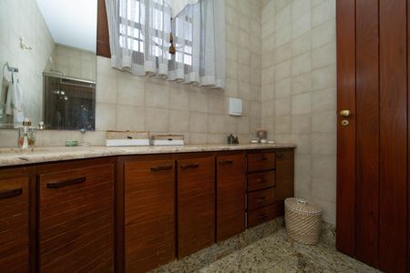 Casa à venda com 350m², 5 quartos e 6 vagas Casa à venda com 350m², 5 quartos e 6 vagasBANHEIRO4