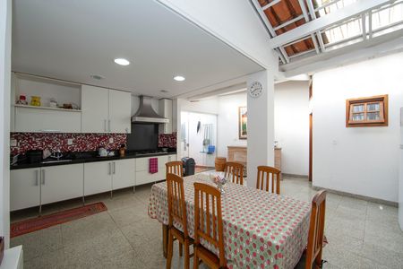 Casa à venda com 350m², 5 quartos e 6 vagas Casa à venda com 350m², 5 quartos e 6 vagasCOZINHA