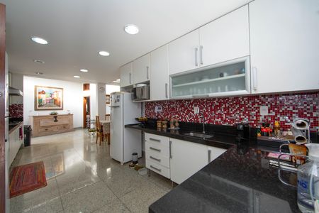 Casa à venda com 350m², 5 quartos e 6 vagas Casa à venda com 350m², 5 quartos e 6 vagasCOZINHA