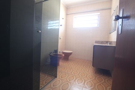 Casa à venda com 179m², 3 quartos e 2 vagasBanheiro da suíte