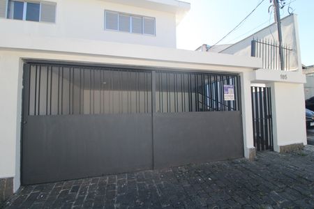 Casa à venda com 179m², 3 quartos e 2 vagas Casa à venda com 179m², 3 quartos e 2 vagasFachada