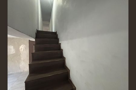 Casa para alugar com 75m², 3 quartos e 2 vagas Casa para alugar com 75m², 3 quartos e 2 vagasEscada