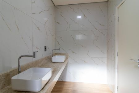 Casa à venda com 270m², 4 quartos e 4 vagas Casa à venda com 270m², 4 quartos e 4 vagasBanheiro da Suíte 1