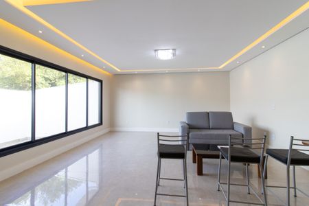 Casa à venda com 270m², 4 quartos e 4 vagas Casa à venda com 270m², 4 quartos e 4 vagasSala