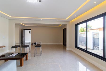 Casa à venda com 270m², 4 quartos e 4 vagas Casa à venda com 270m², 4 quartos e 4 vagasSala