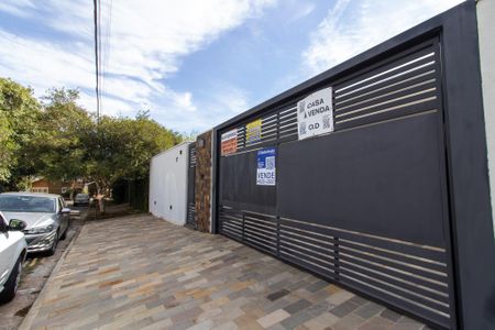 Casa à venda com 270m², 4 quartos e 4 vagas Casa à venda com 270m², 4 quartos e 4 vagasFachada