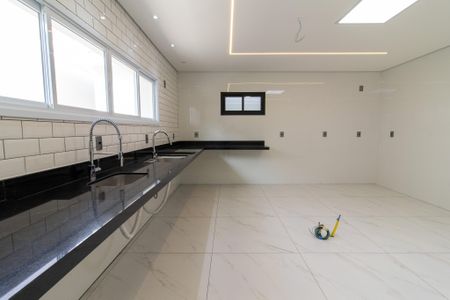 Casa à venda com 270m², 4 quartos e 4 vagas Casa à venda com 270m², 4 quartos e 4 vagasCozinha