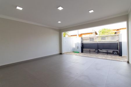 Casa à venda com 270m², 4 quartos e 4 vagas Casa à venda com 270m², 4 quartos e 4 vagasGaragem