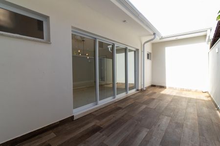 Casa à venda com 270m², 4 quartos e 4 vagas Casa à venda com 270m², 4 quartos e 4 vagasÁrea externa