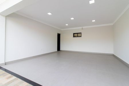 Casa à venda com 270m², 4 quartos e 4 vagas Casa à venda com 270m², 4 quartos e 4 vagasGaragem