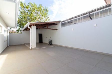 Casa à venda com 270m², 4 quartos e 4 vagas Casa à venda com 270m², 4 quartos e 4 vagasÁrea externa