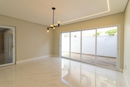 Casa à venda com 270m², 4 quartos e 4 vagas Casa à venda com 270m², 4 quartos e 4 vagasSala de Jantar