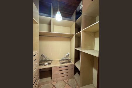 Casa para alugar com 200m², 3 quartos e 1 vaga Casa para alugar com 200m², 3 quartos e 1 vagaCloset da suíte