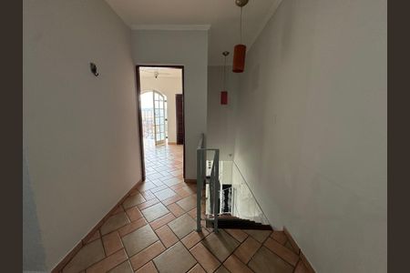 Casa para alugar com 200m², 3 quartos e 1 vaga Casa para alugar com 200m², 3 quartos e 1 vagaEscada