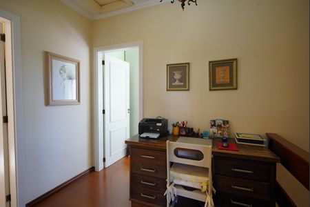 Casa para alugar com 249m², 4 quartos e 2 vagas Casa para alugar com 249m², 4 quartos e 2 vagasCorredor e escritório