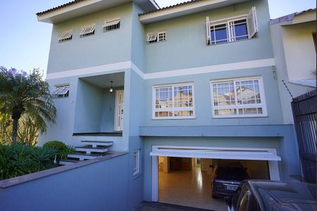 Casa para alugar com 249m², 4 quartos e 2 vagas Casa para alugar com 249m², 4 quartos e 2 vagasFachada