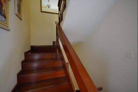 Casa para alugar com 249m², 4 quartos e 2 vagas Casa para alugar com 249m², 4 quartos e 2 vagasEscada para dormitórios