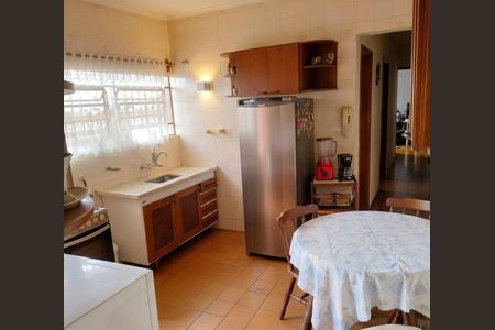 Casa à venda com 180m², 2 quartos e 2 vagas Casa à venda com 180m², 2 quartos e 2 vagasCozinha