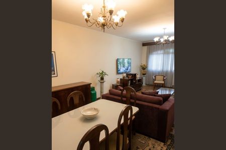 Casa à venda com 180m², 2 quartos e 2 vagas Casa à venda com 180m², 2 quartos e 2 vagasSala
