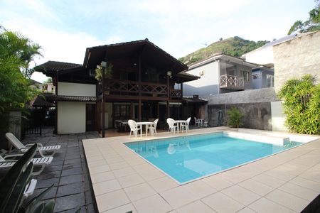 Casa à venda com 320m², 4 quartos e 4 vagasFundos