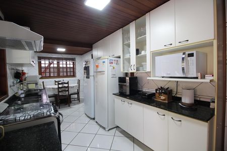 Casa à venda com 320m², 4 quartos e 4 vagasCozinha
