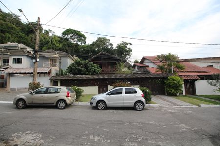 Casa à venda com 320m², 4 quartos e 4 vagasFachada