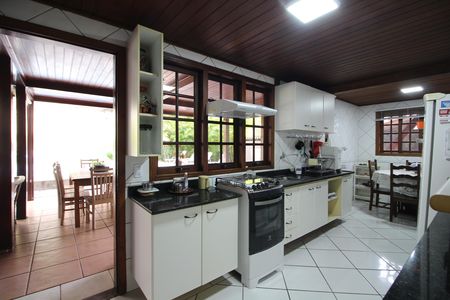 Casa à venda com 320m², 4 quartos e 4 vagasCozinha