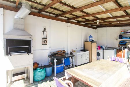 Casa à venda com 100m², 4 quartos e 2 vagas Casa à venda com 100m², 4 quartos e 2 vagasÁrea externa