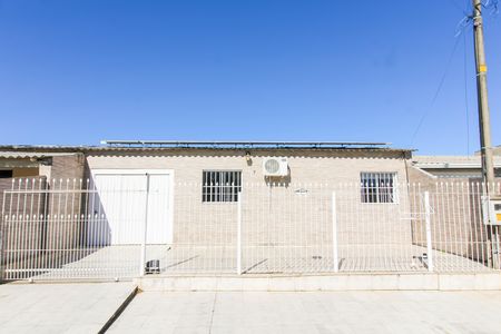 Fachada de casa à venda com 4 quartos, 100m² em Guajuviras, Canoas