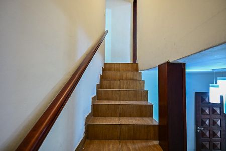 Escada de casa para alugar com 3 quartos, 240m² em Jardim Paris, São Paulo
