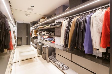 Apartamento à venda com 115m², 2 quartos e 2 vagasCloset da suíte 2