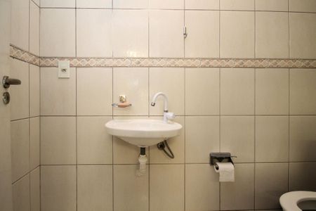 Casa de condomínio para alugar com 142m², 4 quartos e 2 vagas Casa de condomínio para alugar com 142m², 4 quartos e 2 vagasBanheiro de Serviço