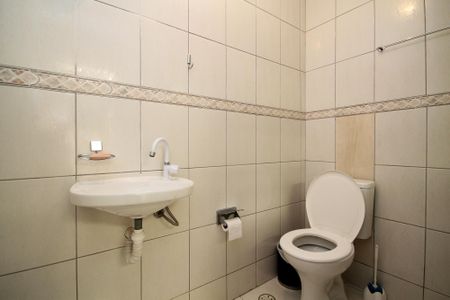 Casa de condomínio para alugar com 142m², 4 quartos e 2 vagas Casa de condomínio para alugar com 142m², 4 quartos e 2 vagasBanheiro de Serviço