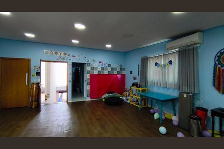 Casa à venda com 400m², 5 quartos e 4 vagas Casa à venda com 400m², 5 quartos e 4 vagasSalão de Festas