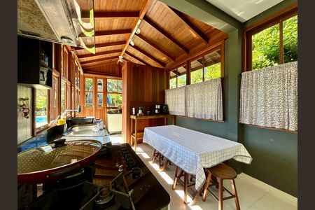Casa para alugar com 330m², 4 quartos e 4 vagas Casa para alugar com 330m², 4 quartos e 4 vagasCozinha