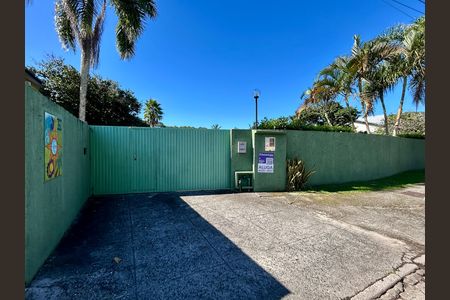 Casa para alugar com 330m², 4 quartos e 4 vagas Casa para alugar com 330m², 4 quartos e 4 vagasFachada