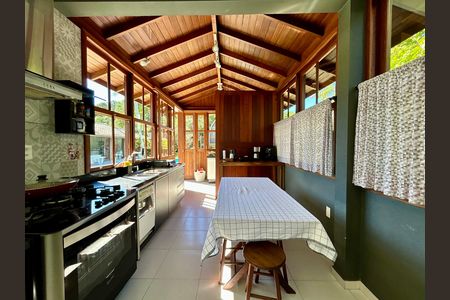 Casa para alugar com 330m², 4 quartos e 4 vagas Casa para alugar com 330m², 4 quartos e 4 vagasCozinha
