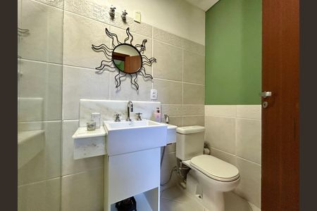 Casa para alugar com 330m², 4 quartos e 4 vagas Casa para alugar com 330m², 4 quartos e 4 vagasBanheiro Social