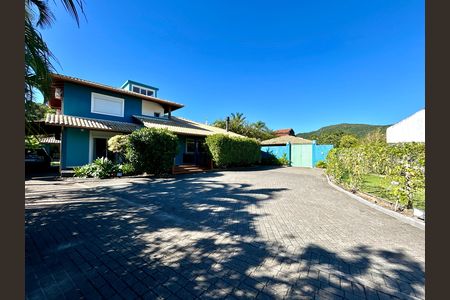 Casa para alugar com 330m², 4 quartos e 4 vagas Casa para alugar com 330m², 4 quartos e 4 vagasFachada