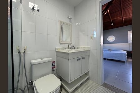 Casa para alugar com 330m², 4 quartos e 4 vagas Casa para alugar com 330m², 4 quartos e 4 vagasBanheiro suíte 1